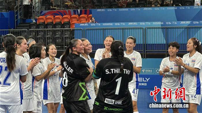 成都世运会泰国队员生日惊喜全场齐唱生日歌