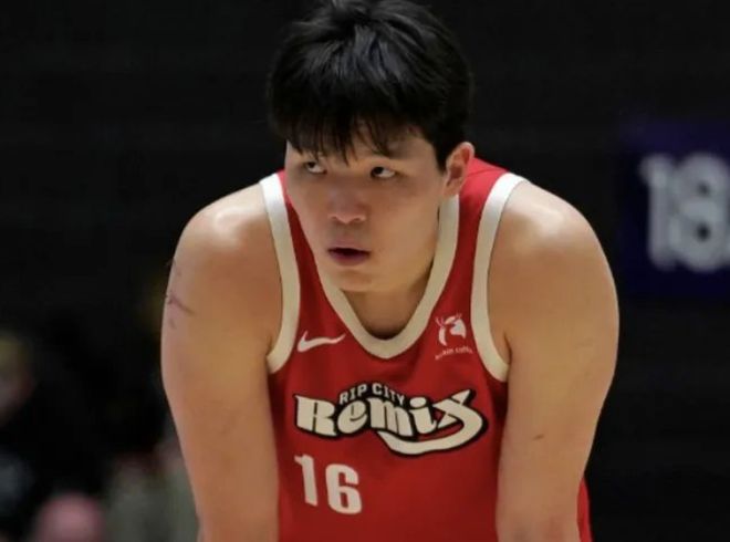 杨瀚森失误6次篮板仅3抢 南湾湖人惨败撕裂之城