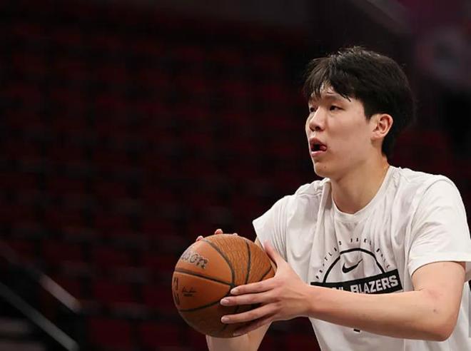 杨瀚森失误6次篮板仅3抢 南湾湖人惨败撕裂之城