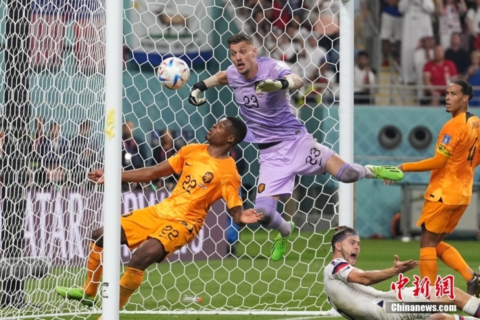 荷兰队31力克美国队晋级八强 邓弗里斯两传一射