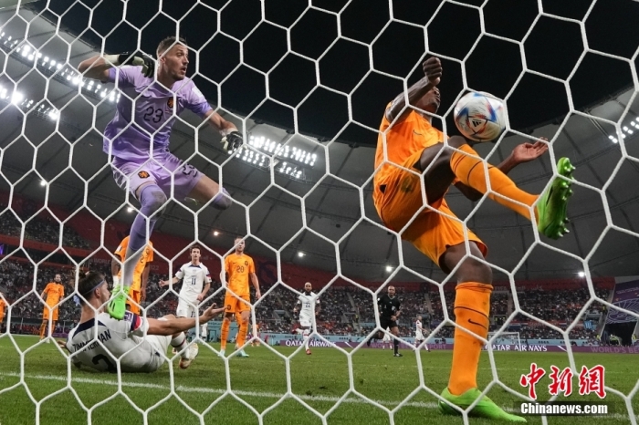 荷兰队31力克美国队晋级八强 邓弗里斯两传一射