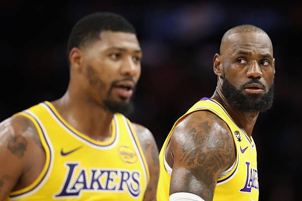 詹姆斯斯玛特联手主导湖人攻防效率